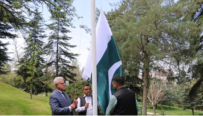 Ambassador of Pakistan to Turkiye Dr. Yousaf Junaid hoisting the national flag on ‘Youm-e-Tashakur
