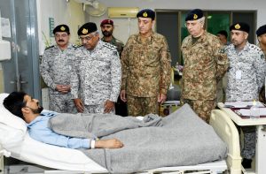 Naval chief visits CMH pays tribute to injured troops of operation Bunyan um-Marsoos