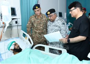 Naval chief visits CMH pays tribute to injured troops of operation Bunyan um-Marsoos