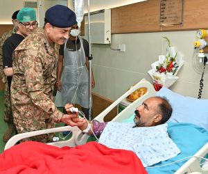COAS visits CMH to inquire after well-being of soldiers, innocent civilians wounded during Marka e Haq operation
