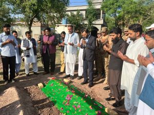 Kamal visits martyrs' homes in Khoi Ratta