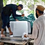 A vendor selling ice at his roadside setup at Aabpara as demand increased.