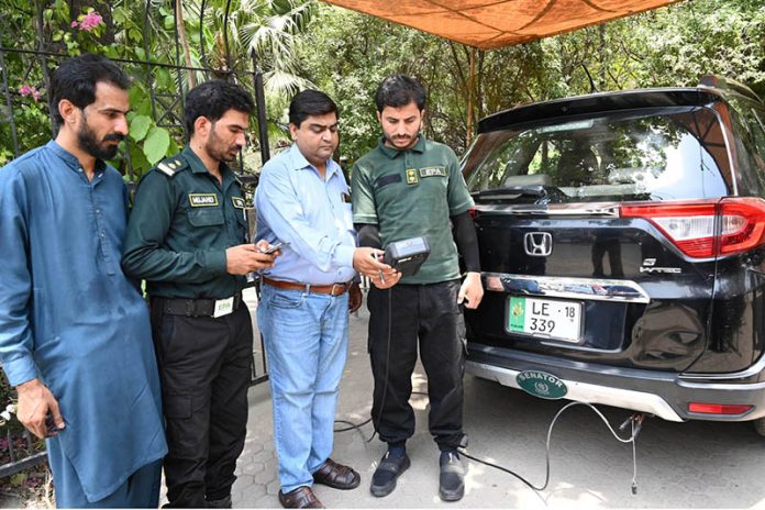 Officials of the Department of Environmental Protection and Climate Change (EPA) are checking the fitness of smoke-emitting vehicles through automatic automation at the Shimla Pahari Press Club