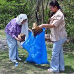 Students busy in picking garbage during launching ceremony of the Clean-up Drive Initiative at the Margallah Hills, National Park and Trail 5