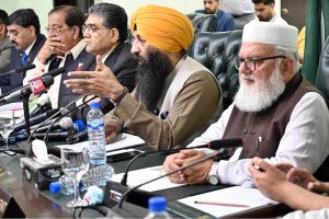 Provincial Minister for Minority Affairs Sardar Ramesh Singh Arora addresses a seminar at the Chamber of Commerce on the theme “Hum Sab Ka Pakistan.” He is accompanied by Liaquat Baloch and others