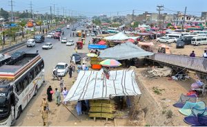 Vendors have occupied the Pirwadhai bus stop, forcing vehicles to stand on the road and disrupting traffic flow – a situation that demands immediate attention from authorities.