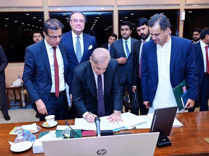 Prime Minister Muhammad Shehbaz Sharif signs document of Federal Budget 2025-2026