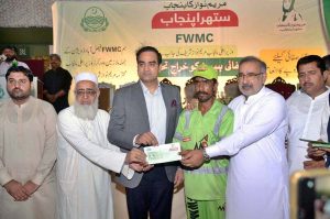MPA Maulana Muhammad Ilyas Ahmad Chinioti and MPA Syed Zulfiqar Ali Shah distribute Rs. 10,000 cheques to Solid Waste workers of 1129 in Chiniot district, following directives from the Chief Minister of Punjab.