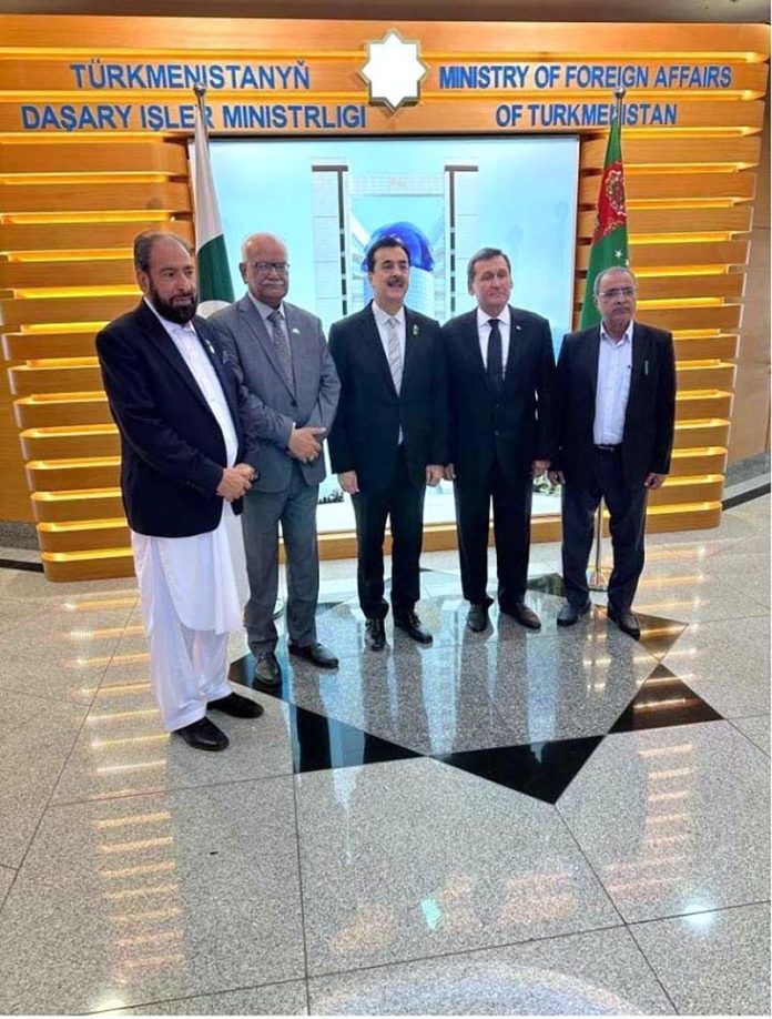 Chairman Senate Syed Yousuf Raza Gillani, along with Senators Syed Waqar Mehdi, Jan Muhammad Buledi, and Hidayatullah Khan, in a group photo with Foreign Minister of Turkmenistan Mr. Rashid Meredov after a meeting