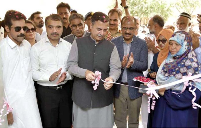 Federal Minister for Maritime Affairs Muhammad Junaid Anwar Chaudhry cutting ribbon to inaugurates the first-ever ladies' café at Karachi Port Trust