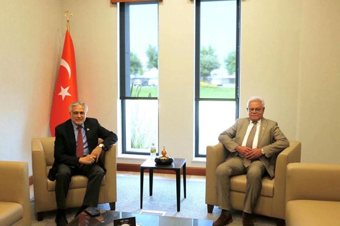 Deputy Prime Minister and Foreign Minister, Senator Mohammad Ishaq Dar, arrived in Istanbul to participate in the 51st Session of the Council of the Foreign Minister (CFM) of the Organization of Islamic Cooperation (OIC),Upon arrival He was received by Pakistan’s Ambassador to Turkiye, Dr. Yousaf Junaid , Consul General, Nauman Aslam and representative of Turkish Ministry of Foreign Affairs