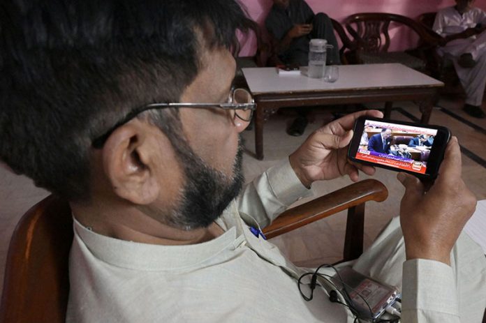 Citizen watching the 2025-26 federal budget live on his Mobile screen