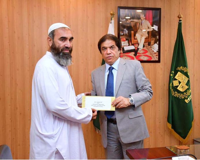 Railways Minister Hanif Abbasi hands over cheques to families of constables martyred in 2024 Mardan anti-encroachment operation. "No price on a human life Railways stands with its employees," says Abbasi