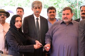 Prime Minister's Coordinator for Overseas Pakistanis, Hafiz Shahid Ghug in a group photograph with women lawyers of the District Bar Sialkot.