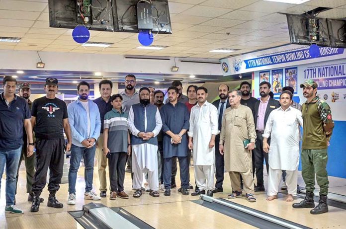 Coordinator to the Prime Minister on Kashmir Affairs, Gilgit-Baltistan, and SAFRON, Shabir Ahmed Usmani, poses for a group photo with participants of the 17th National Tenpin Bowling Championship