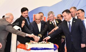 President Asif Ali Zardari cutting the cake to mark the 35th National Day celebrations of the Russian Federation