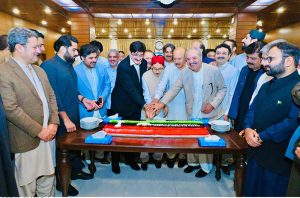 Sindh Chief Minister Syed Murad Ali Shah, former CM Syed Qaim Ali Shah, and Nisar Khoro lead the Sindh Assembly members in a cake-cutting ceremony celebrating the 72nd birthday of Shaheed Mohtarma Benazir Bhutto, honouring her leadership and sacrifices.