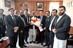 PML-N leader Anjum Aqeel Khan and Chairman Press Council of Pakistan Arshad Khan Jadoon pose for a group photograph with participants during the Round Table Conference at PCP office