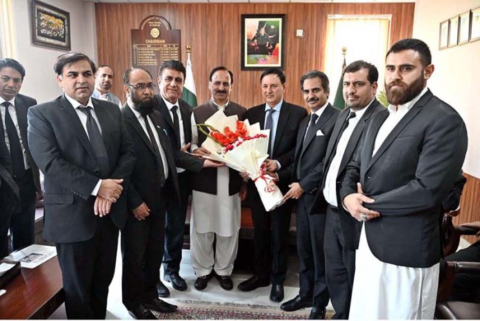 PML-N leader Anjum Aqeel Khan and Chairman Press Council of Pakistan Arshad Khan Jadoon pose for a group photograph with participants during the Round Table Conference at PCP office