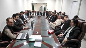 PML-N leader Anjum Aqeel Khan and Chairman Press Council of Pakistan Arshad Khan Jadoon pose for a group photograph with participants during the Round Table Conference at PCP office