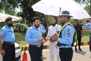 Top Police brass visits checkpoints, lauds dedication of on-duty officers