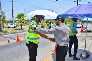 Top Police brass visits checkpoints, lauds dedication of on-duty officers
