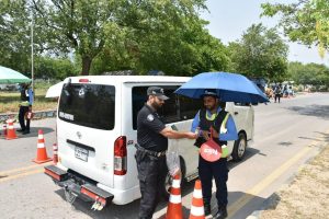 Top Police brass visits checkpoints, lauds dedication of on-duty officers