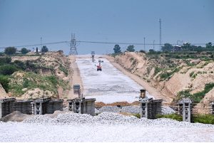 Labourers busy in their work at the site of construction work of Rawalpindi Ring Road project, Rawalpindi Ring Road is 38.3 kilometer between the cities of Rawalpindi and Islamabad. Ring Road starts from Channi Alam Sher Bridge near Rawat and end near Thalian Interchange close to the Lahore-Islamabad Motorway.