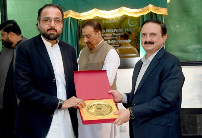 Federal Minister for Overseas Pakistanis and Human Recourse Development, Chaudhry Salik Hussain presenting best performance award to Secretary Workers Welfare Fund at the inauguration ceremony of the Workers Welfare Fund Business Centre