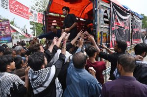 Volunteers distribute food among the mourners during the main procession of 9th Muharram-ul-Haram, commonly known as Youm-e-Ashura in G-6 sector. Muharram-ul-Haram, the first month of the Islamic calendar, is a period of mourning in remembrance of the martyrdom of Hazrat Imam Hussain (AS), the grandson of the Holy Prophet Muhammad (SAWW), along with his family and companions at Karbala. 