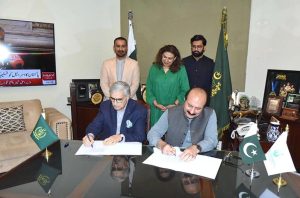 Chairman Prime Minister's Youth Programme Rana Mashhood Ahmad Khan signing the letter of Intent with the PILDAT representative.