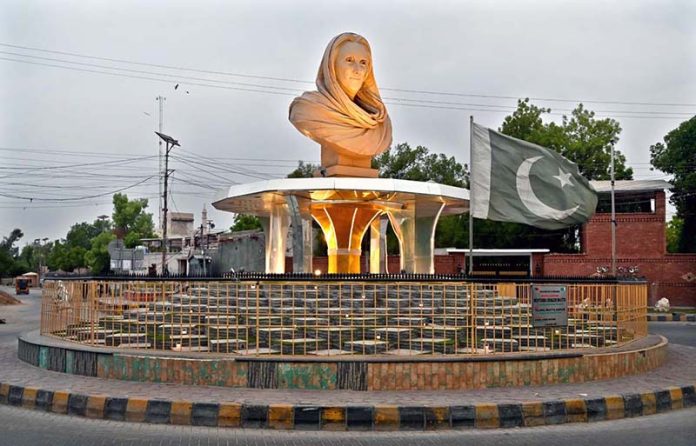 A beautiful view of the statue of former Prime Minister Shaheed Mohtarma Benazir Bhutto at Democracy Square