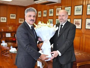 Honorable Mr. Justice Yahya Afridi, Chief Justice of Pakistan presenting a bouquet to Honorable Mr. Justice Mazahar Alam Khan Miankhel, who laid down the robes of office as Additional Judge of the Supreme Court of Pakistan.