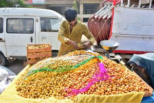 A vendor displaying fresh dates to attract the customers on hand cart at Latifabad