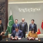 Federal Minister for Commerce of Pakistan, Jam Kamal Khan, and Vietnam's Minister of Industry and Trade, Nguyễn Hồng Diên, witness the signing of the minutes of the 5th Pakistan-Vietnam Joint Trade Committee meeting by Additional Secretary Commerce Pakistan, Mr. Nasir Hamid, and Deputy Minister of Industry and Trade Vietnam, Ms. Phan Thi Thang
