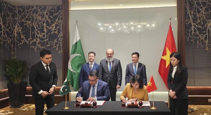 Federal Minister for Commerce of Pakistan, Jam Kamal Khan, and Vietnam's Minister of Industry and Trade, Nguyễn Hồng Diên, witness the signing of the minutes of the 5th Pakistan-Vietnam Joint Trade Committee meeting by Additional Secretary Commerce Pakistan, Mr. Nasir Hamid, and Deputy Minister of Industry and Trade Vietnam, Ms. Phan Thi Thang