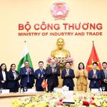 Federal Minister for Commerce of Pakistan Jam Kamal Khan and Vietnam's Minister of Industry and Trade Nguyễn Hồng Diên with their delegations after the bilateral meeting