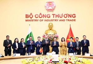 Federal Minister for Commerce of Pakistan Jam Kamal Khan and Vietnam's Minister of Industry and Trade Nguyễn Hồng Diên with their delegations after the bilateral meeting