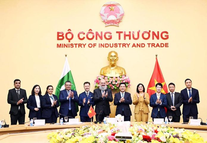 Federal Minister for Commerce of Pakistan Jam Kamal Khan and Vietnam's Minister of Industry and Trade Nguyễn Hồng Diên with their delegations after the bilateral meeting