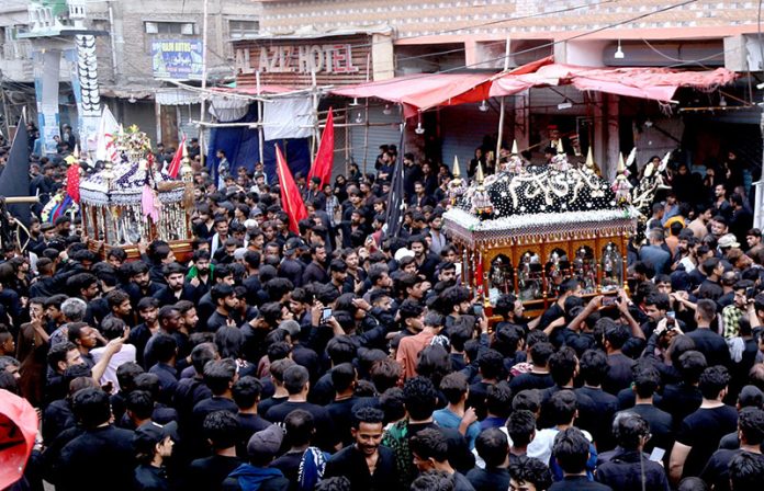 A large number of mourners attending procession of 8th Muhrramul Harram at Qadam Gah Mola Ali Road