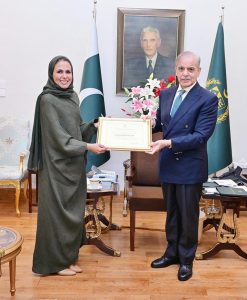 Prime Minister Muhammad Shehbaz Sharif presenting the certificate of nomination to Sheikha Asma Al Thani as Brand Ambassador for Mountains & Tourism of Pakistan