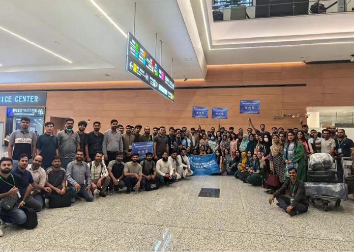 Pakistani agriculture graduates of Batch-II arrive in China and pose for a group photo upon arrival in China