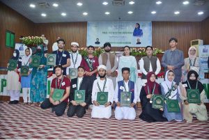 Group photo of Matric Exam position-holders with Divisional Commissioner Madam Maryam Khan during the result announcement ceremony for the First Annual Matriculation Examinations 2025 at Divisional Model College, Faisalabad