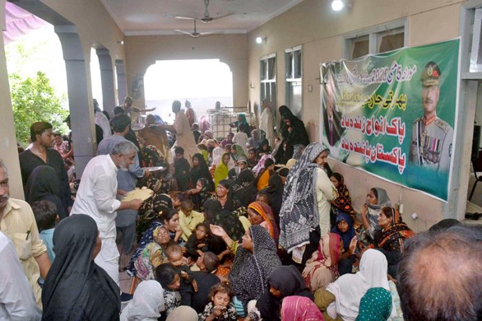 Federal Minister for Investment Board Qasier Ahmad Sheikh distribute Niaz and Langar on Youm e Ashura on 10th Muharram at his residence