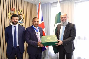 Federal Minister for Commerce, Jam Kamal Khan, presents a souvenir to the President of the Greater Birmingham Chamber of Commerce during his official visit, symbolizing growing Pakistan-UK trade collaboration and shared commitment to deeper commercial ties