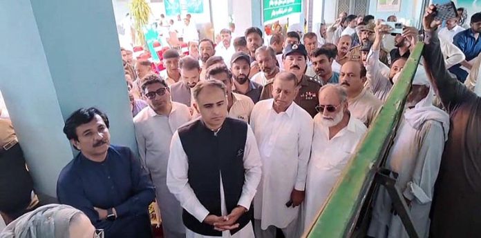 The Minister of State for Finance and Railways, Bilal Azhar Kayani, is being briefed about the damages caused by rain and flash floods in the affected areas of Jhelum