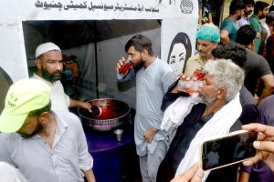 Federal Minister for Investment Board Qasier Ahmad Sheikh distribute Niaz and Langar on Youm e Ashura on 10th Muharram at his residence