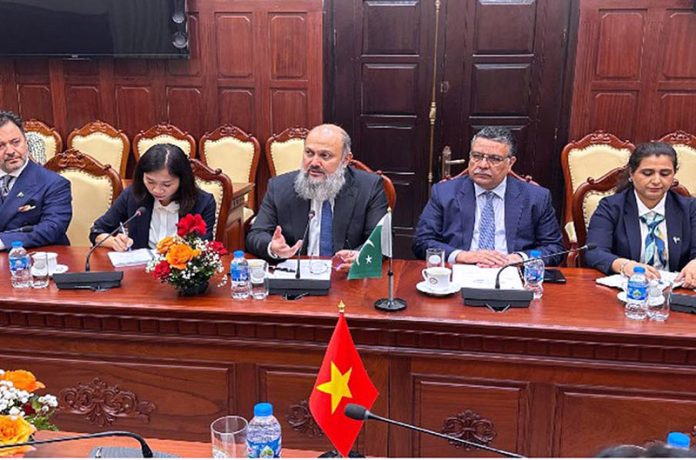 Federal Minister for Commerce Jam Kamal Khan meets Dr. Hoang Trung, Deputy Governor of the State Bank of Vietnam, in Hanoi. Discussions held on renewing bilateral banking cooperation, promoting cross-border investment, and advancing digital financial systems