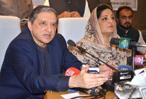 Chairman of the Senate Standing Committee on Finance and Revenue, Senator Saleem Mandviwalla, along with Senator Anusha Rehman, addresses a press conference at the Quetta Chamber of Commerce and Industry