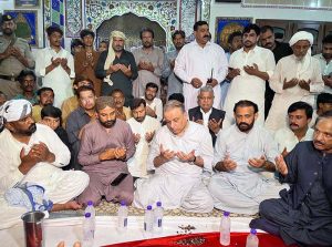 Federal Minister Abdul Aleem Khan expressing condolences and offering Fateha to the family of two brothers martyred in the Balochistan bus firing